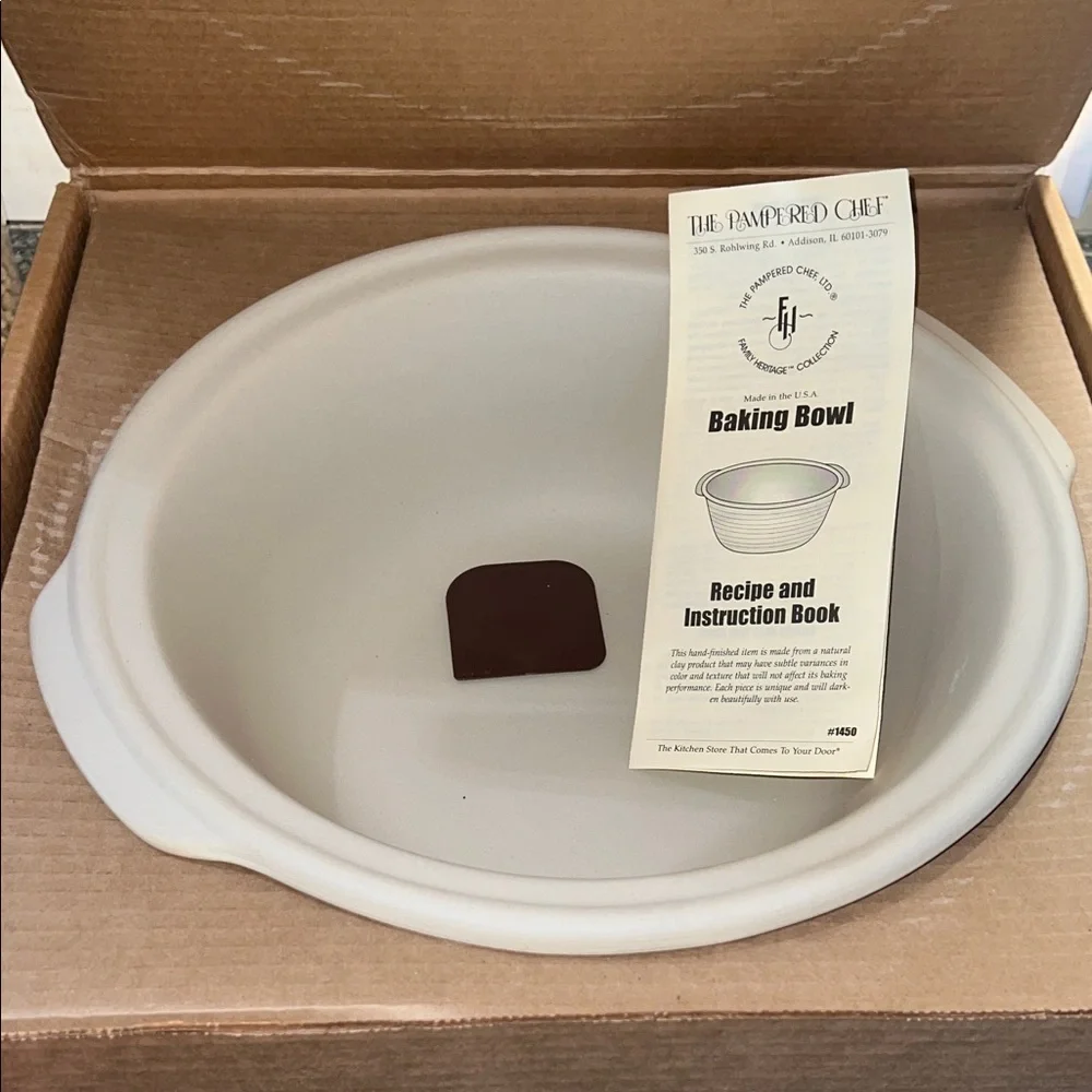 The Pampered Chef Family Heritage Stoneware Baking Bowl - NIB. GIFTABLE